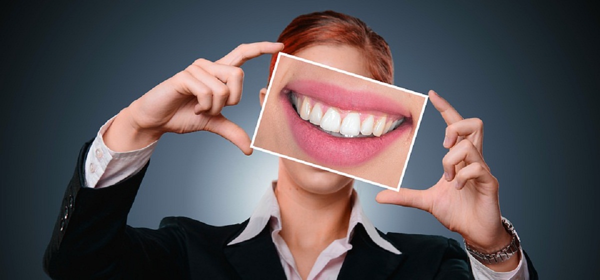 Cara merawat gigi kusam menjadi lebih putih secara alami.